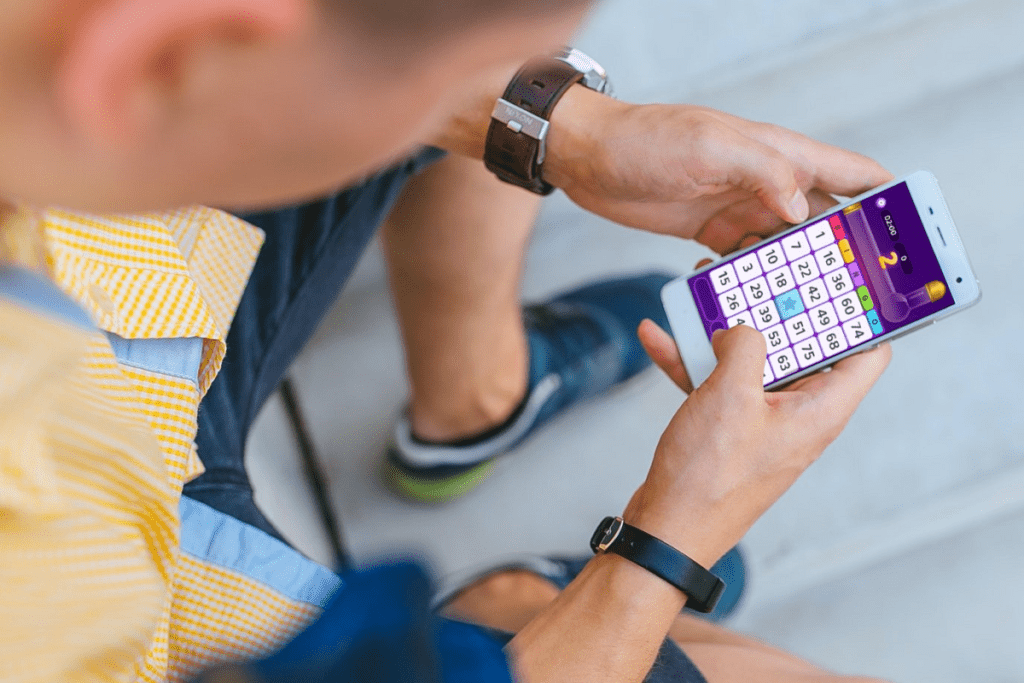 Man playing Bingo Cash on a smartphone